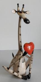 XL giraf met hart of beker van gerecycled blik, Verzamelen, Beelden en Beeldjes, Ophalen of Verzenden, Nieuw, Dier