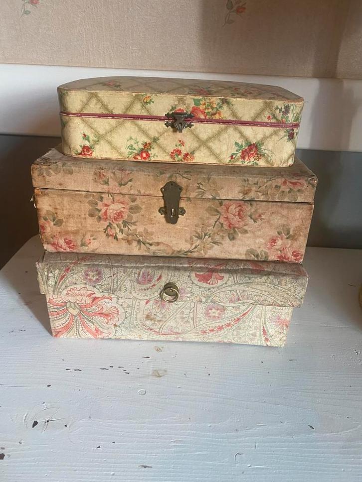 Franse stoffen doosjes (gemerkt Parijs), Antiek en Kunst, Curiosa en Brocante, Ophalen of Verzenden