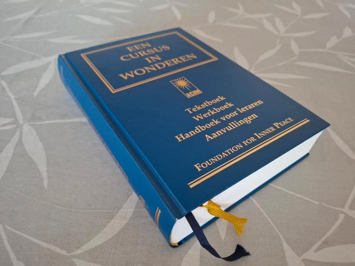 EEN CURSUS IN WONDEREN (Foundation for Inner Peace), Boeken, Esoterie en Spiritualiteit, Zo goed als nieuw, Achtergrond en Informatie