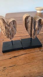 Twee houten harten 21 cm hoog en voet is 13 cm breed, Ophalen of Verzenden, Zo goed als nieuw