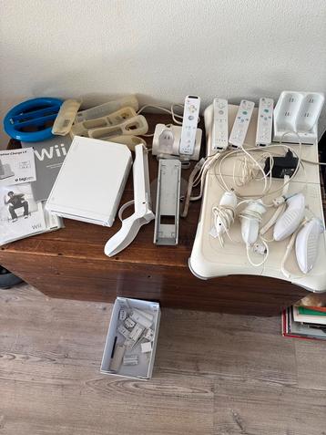 Nintendo Wii Console + Accessoires beschikbaar voor biedingen