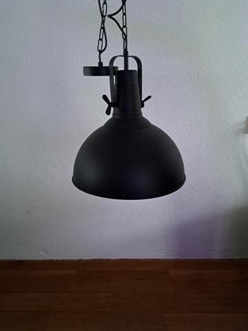 Te koop, zwarte industriële hanglamp beschikbaar voor biedingen