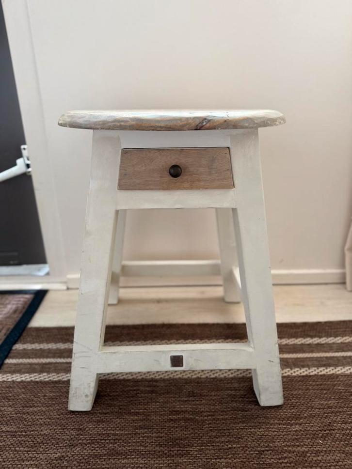 Riviera Maison krukje in het wit met houten sitting, Huis en Inrichting, Krukjes, Zo goed als nieuw, Hout, Ophalen