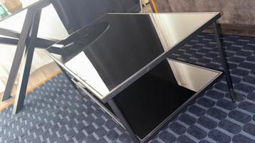 Salontafel zwart met rookglas en goudkleurige details beschikbaar voor biedingen