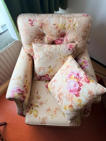 Bloemige fauteuil met kussens beschikbaar voor biedingen