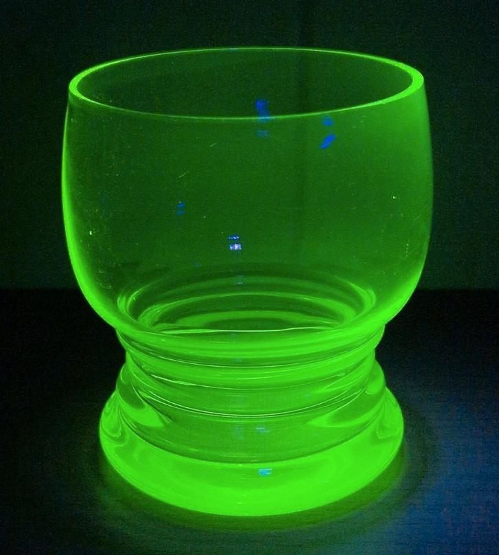 W.J. Rozendaal Kristalunie Maastricht uranium glazen beker., Antiek en Kunst, Antiek | Glas en Kristal, Ophalen of Verzenden