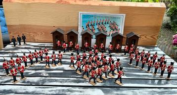 Engelse tinnen soldaten beschikbaar voor biedingen