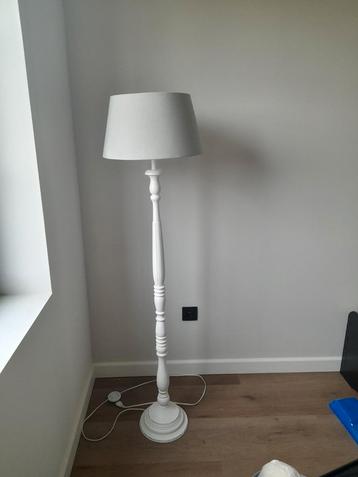 Landelijke Vloerlamp wit met groene lampenkap en peertje beschikbaar voor biedingen