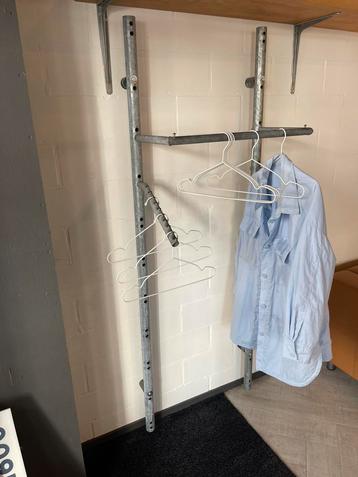 Industriele buisframe kledingrek beschikbaar voor biedingen