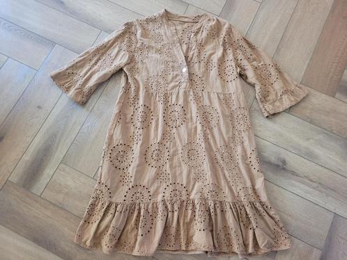 Prachtige broderie jurk van Made in Italy, maat L - 40, Kleding | Dames, Jurken, Zo goed als nieuw, Maat 38/40 (M), Bruin, Onder de knie