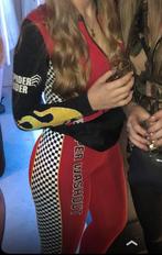 Rode race jumpsuit - Carnaval of thema feest, Carnaval, Ophalen of Verzenden, Zo goed als nieuw, Kleding