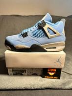 Air Jordan 4 Retro University Blue - Maat 44, Kleding | Heren, Schoenen, Ophalen of Verzenden, Nieuw, Blauw, Sneakers of Gympen