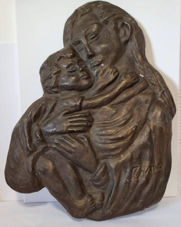 Religieuze, devotionele basreliëf "madonna met kind" beschikbaar voor biedingen