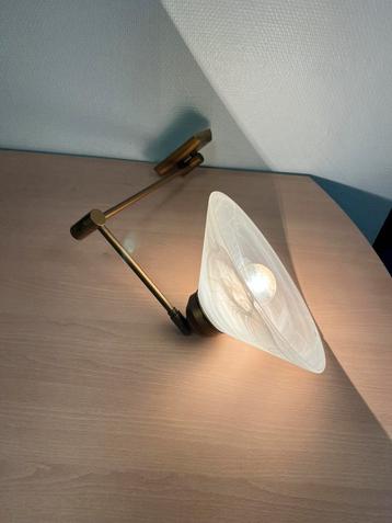 Vintage Messing Scharnierarm WANDLAMP Jaren 50 + Glazen Kap beschikbaar voor biedingen