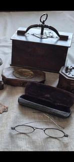 Diverse oude items: Bril, koffiemolen, kistje, etc., Antiek en Kunst, Ophalen of Verzenden