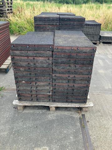 162 vochtdoorlatende rubberen tegels 50x50x7cm beschikbaar voor biedingen