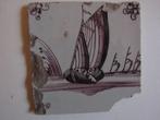 een antieke tegel met een zeilbootje met schade., Antiek en Kunst, Ophalen of Verzenden