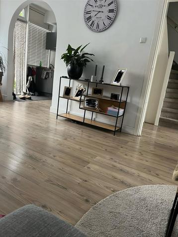 Mooi industrieel vakkenkast beschikbaar voor biedingen