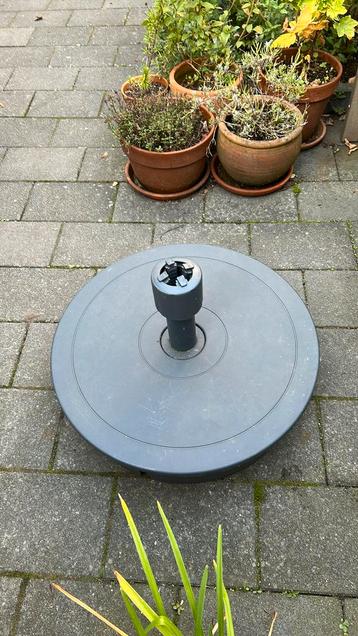Parasol/droogmolenvoet.1zomer gebruikt.Geleegd niet zwaar beschikbaar voor biedingen