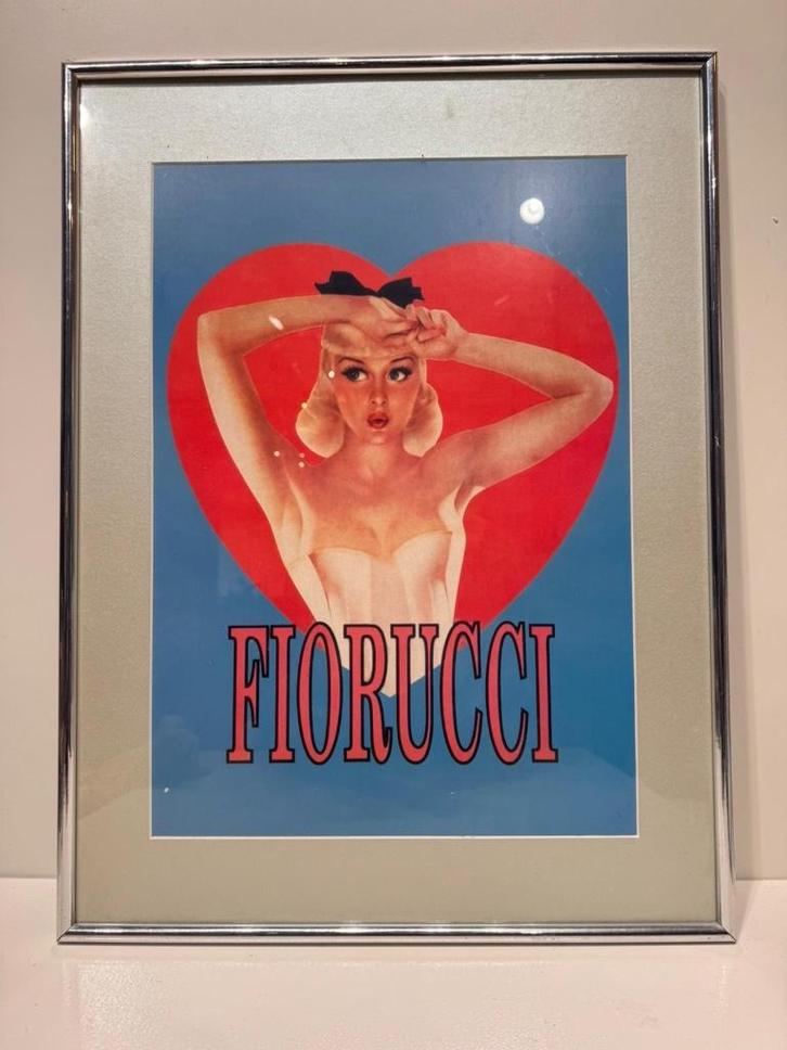 Original Fiorucci - Pinup girl in Hart | incl frame, Verzamelen, Posters, Zo goed als nieuw, Reclame, A1 t/m A3, Rechthoekig Staand