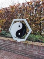 Yin Yang, beweegt in de wind, Ophalen