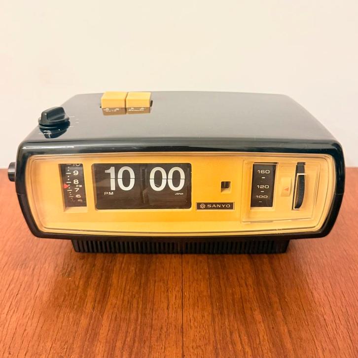 VINTAGE WEKKERRADIO SANYO 6CA-T45 FLIP KLOK 1976 RETRÓ, Antiek en Kunst, Antiek | Tv's en Audio, Verzenden