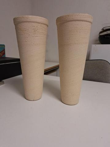 2 hoge bloempotten 33,5 cm. beschikbaar voor biedingen