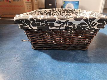 Zwarte rietenmand met bekleding beschikbaar voor biedingen