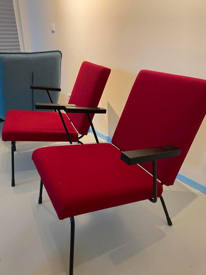 Set van 2 Gispen 1407, Huis en Inrichting, Stoelen, Zo goed als nieuw, Twee, Stof, Rood, Ophalen of Verzenden