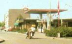 Groeten uit Klazienaveen AVIA benzinepomp en brommer 1976, Verzamelen, Ansichtkaarten | Nederland, Ophalen, 1960 tot 1980, Gelopen