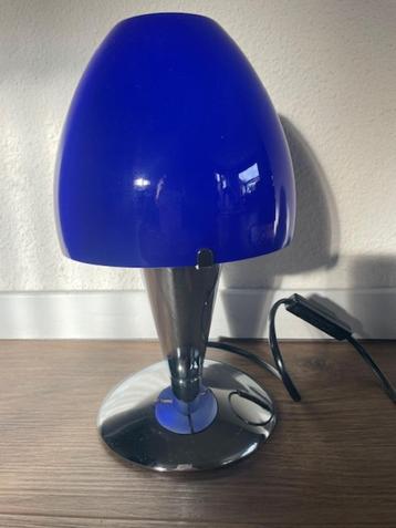 Vintage tafellamp, chromen voet, blauwe glazen kap beschikbaar voor biedingen