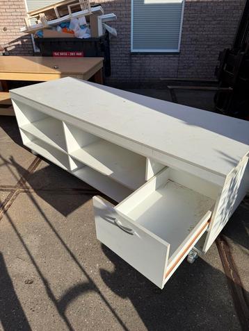 Werkbank op wielen met opbergruimte beschikbaar voor biedingen