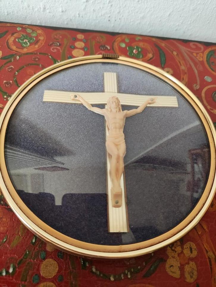 Prachtig oud kruisbeeld achter bolglas, Antiek en Kunst, Antiek | Religie, Verzenden