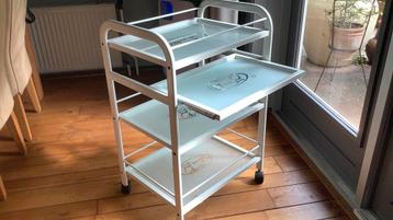 Trolley met uitschuifbare glasplaat beschikbaar voor biedingen