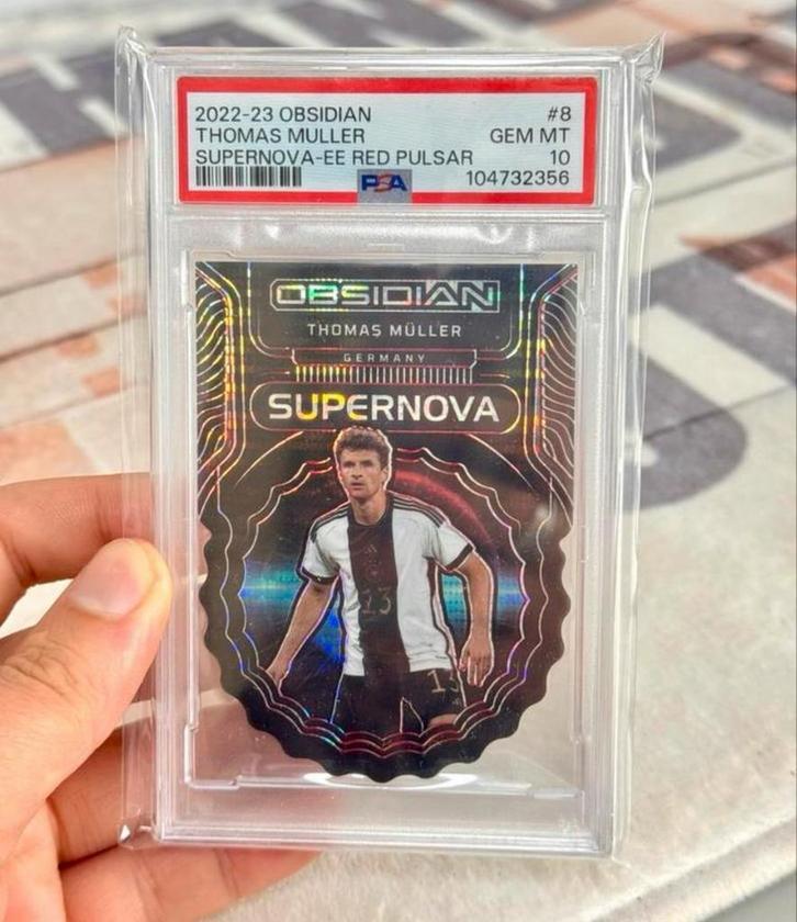 22-23 OBSIDIAN THOMAS MULLER SUPERNOVA-EE RED PULSAR psa-10, Verzamelen, Sportartikelen en Voetbal, Nieuw, Spelerskaart, Buitenlandse clubs