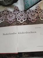 Nederlandse klederdrachten boek, Boeken, Elsa M. Valeton, Ophalen of Verzenden, 20e eeuw of later, Gelezen
