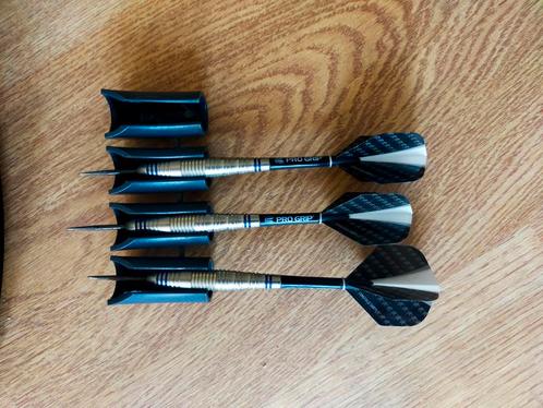 Te koop: Dartbord met beschermring + 3 pijlen – Klaar voor g, Sport en Fitness, Darts, Zo goed als nieuw, Dartbord, Ophalen
