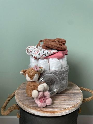 Luiertaart/ kraampakket🌸 beschikbaar voor biedingen