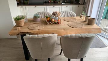 Landelijke eettafel beschikbaar voor biedingen