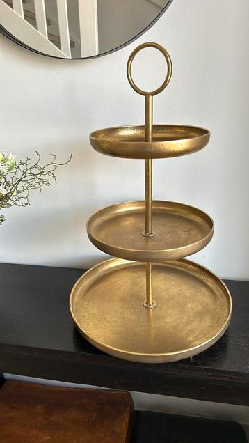 Mooie, grote 3 laagse goudkleurige metalen etagere (prj) beschikbaar voor biedingen