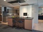 Showroomkeuken met eiland in mat koraal, Huis en Inrichting, Keuken | Complete keukens, Overige kleuren, Overige typen, Nieuw