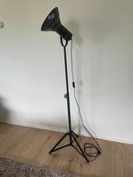 Industriële vloerlamp op statief – stoere eyecatcher, Ophalen, Zo goed als nieuw, Metaal, 150 tot 200 cm