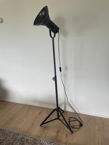 Industriële vloerlamp op statief – stoere eyecatcher beschikbaar voor biedingen