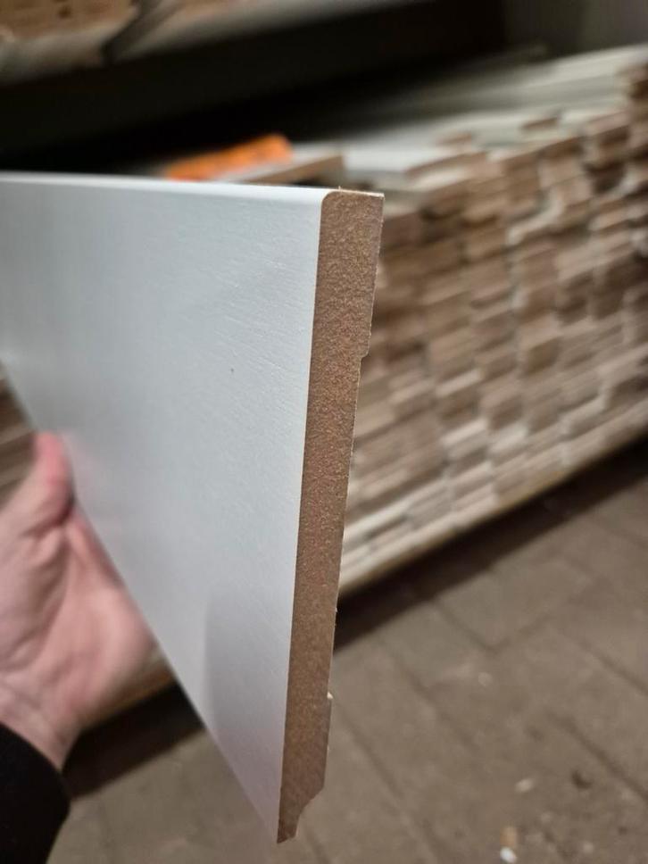 12x147mm plint modern ral9010 semi lak 240cm lang AANBIEDING, Doe-het-zelf en Verbouw, Plinten en Afwerking, Nieuw, Plinten, Mdf