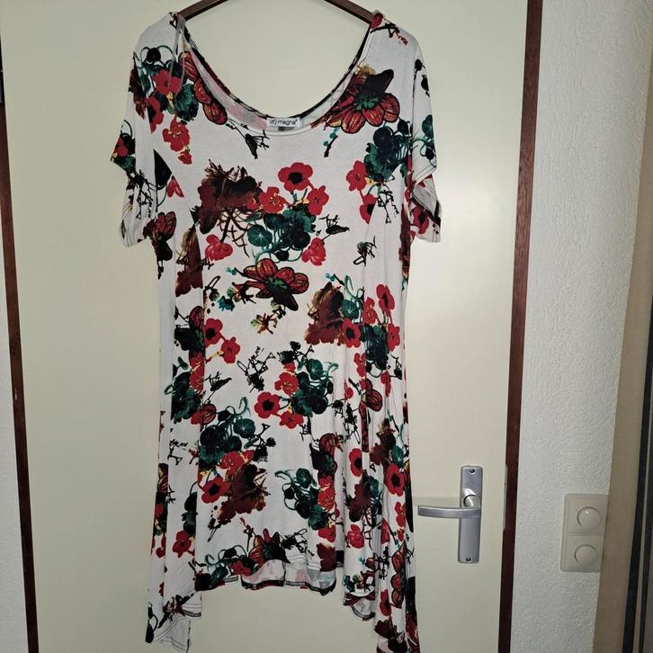 38) Tuniek merk magna maat 52/54 rode bloem, Kleding | Dames, Grote Maten, Zo goed als nieuw, Blouse of Tuniek, Overige kleuren