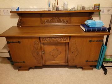 Oude dressoir  beschikbaar voor biedingen