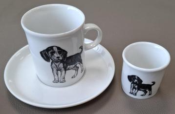 Vintage kop en schotel en bekertje met hond.  beschikbaar voor biedingen