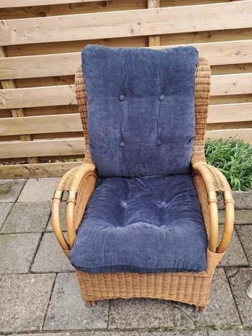 rotan stoel met kussen beschikbaar voor biedingen