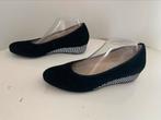 Hassia 6 1/2 H (40H )zwart en wit suede instappers  418), Hassia, Ophalen of Verzenden, Zo goed als nieuw, Instappers
