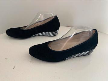 Hassia 6 1/2 H (40H )zwart en wit suede instappers  418) beschikbaar voor biedingen